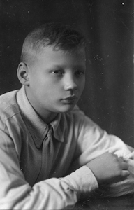 январь 1938 г. - автор первых
          пьес для фортепиано